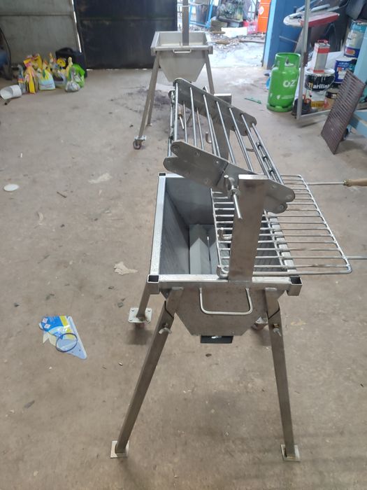 Churrasqueira inox
Inox 304
2mm espessura 
Pés 2mm espe