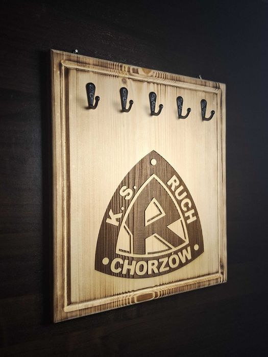 Wieszak uchwyt na klucze z drewna, z grawerem - Ruch Chorzów