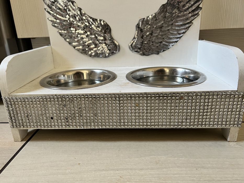 Bufet/miska dla pieska lub kotka biały z cyrkoniami i skrzydłami