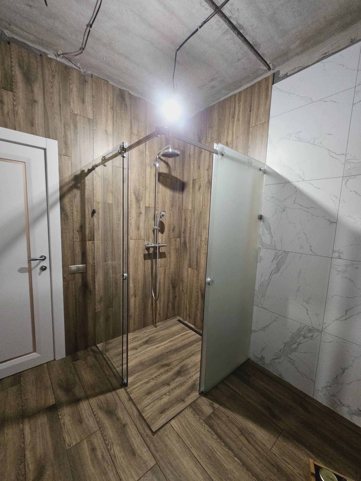 Розсувна душова кабіна ,скляна перегородка в душ,двері зі скла.
