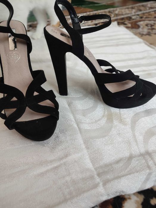 Продам босоножки на каблуке