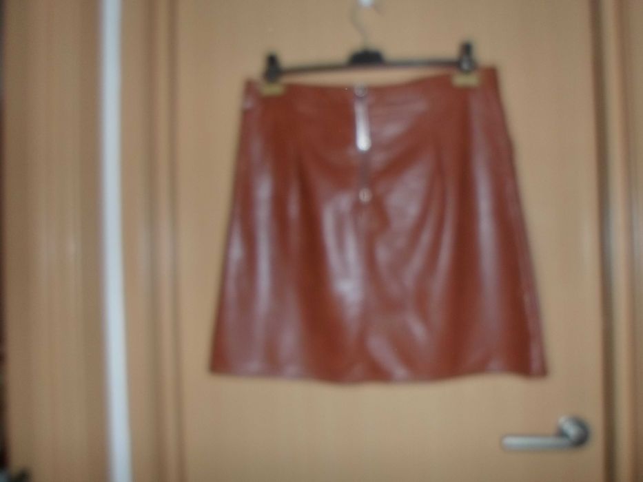 saia nova em pele com etiqueta  com bolsos