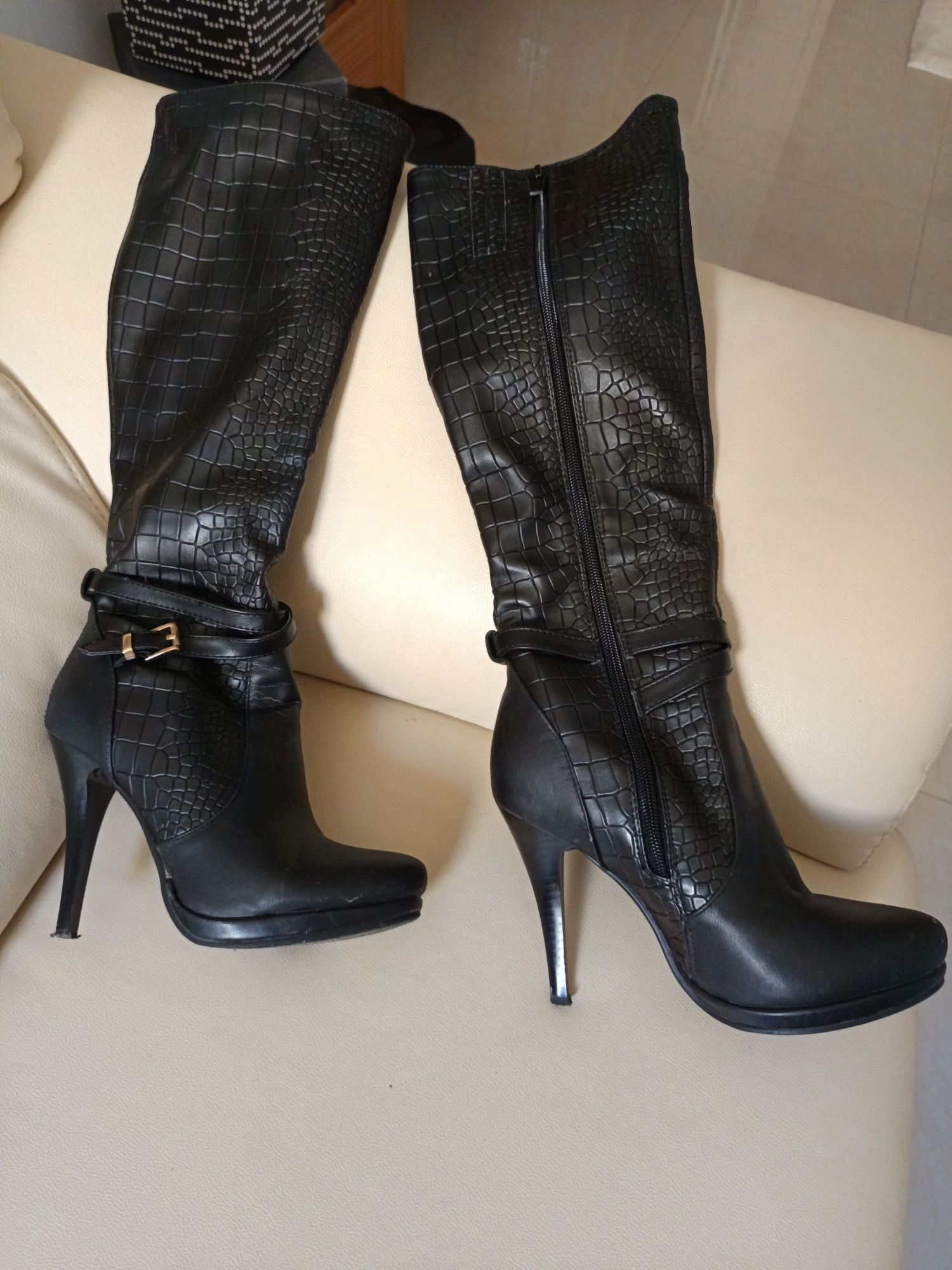 Par de botas preto em pele