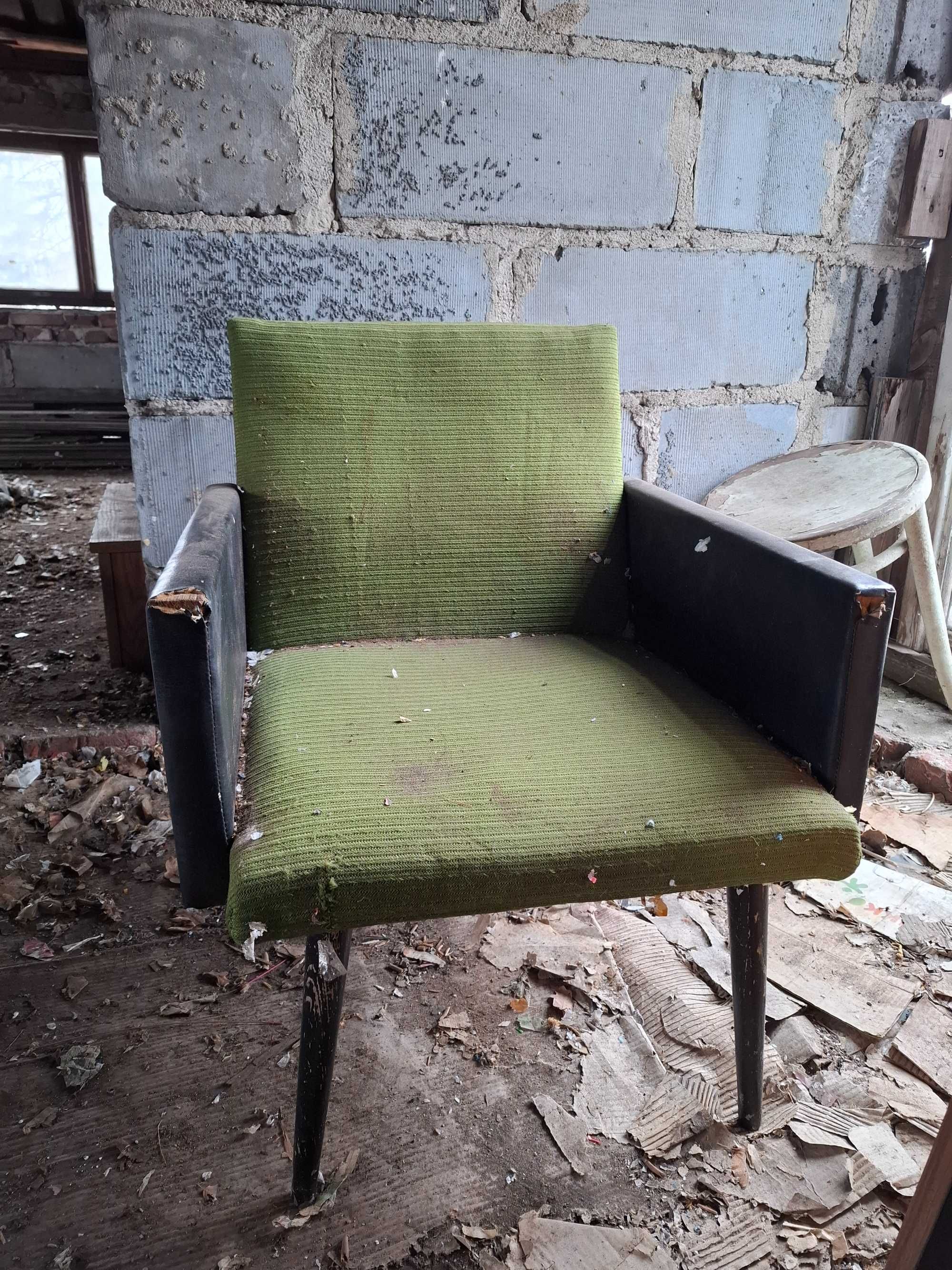 klasyczne fotele klubowe z PRLu