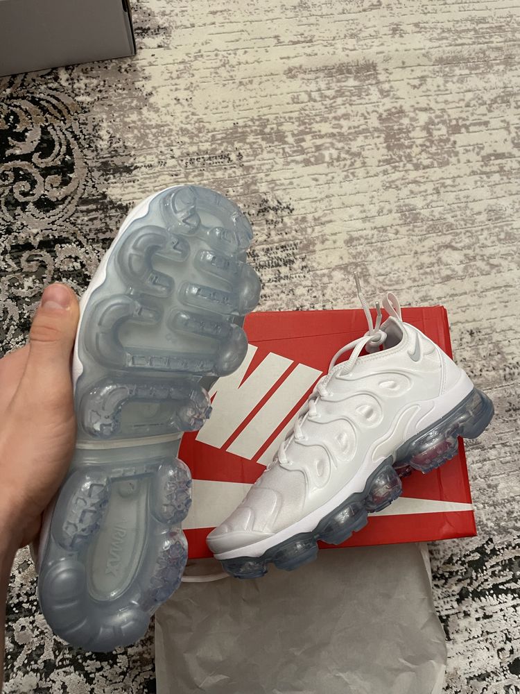 Кроссовки NIKE AIR VAPORMAX PLUS WHITE Nike 924453-100