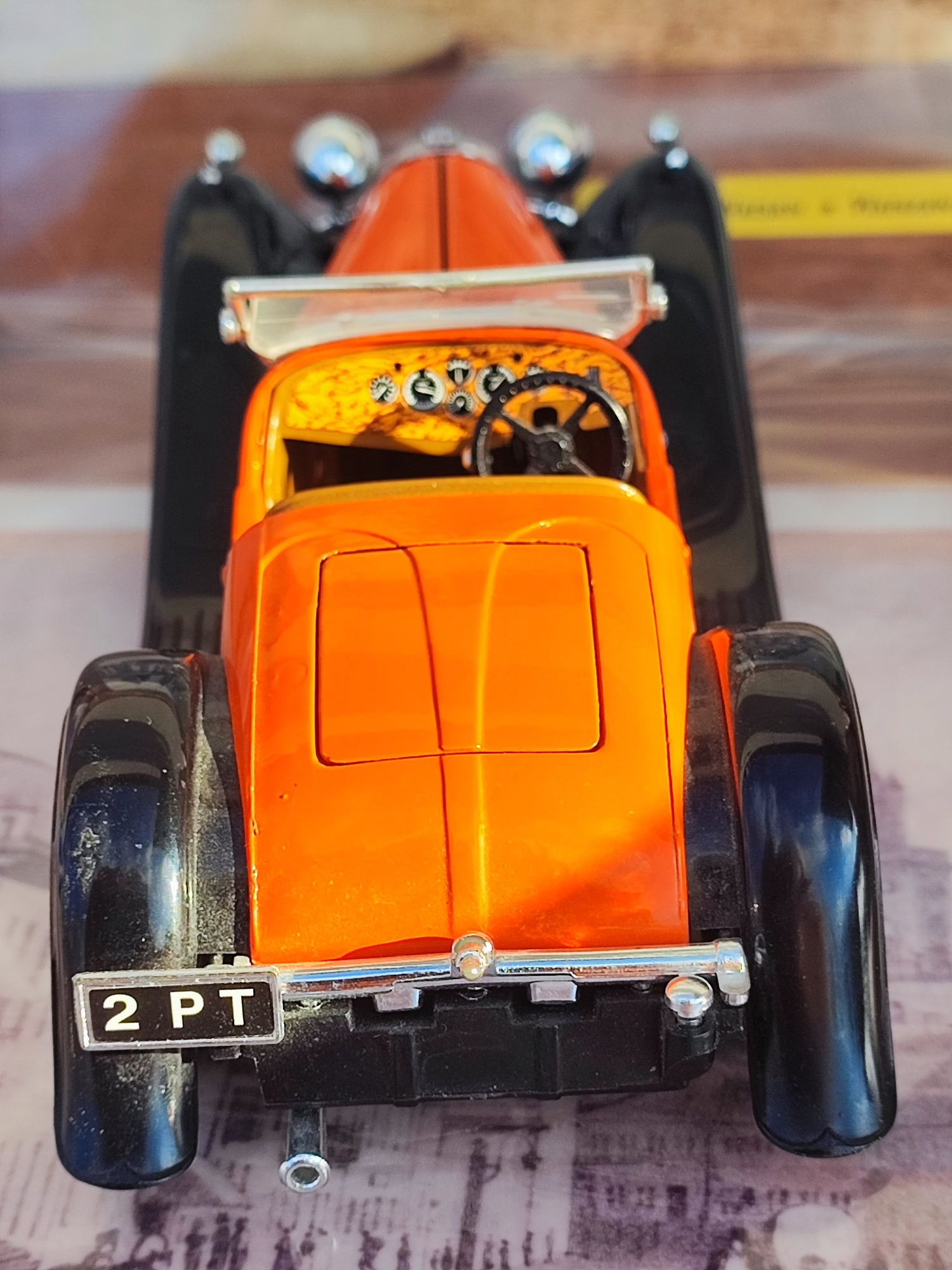 Kolekcjonerski auto BBurago, Bugatti type 55 1932, 1/24 pomarańczowy