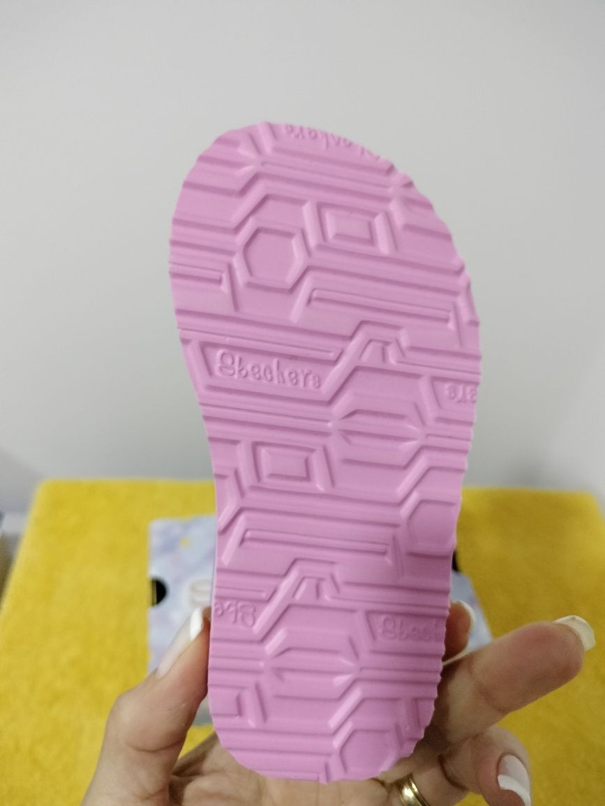 Vende se sandálias de menina da marca skechers