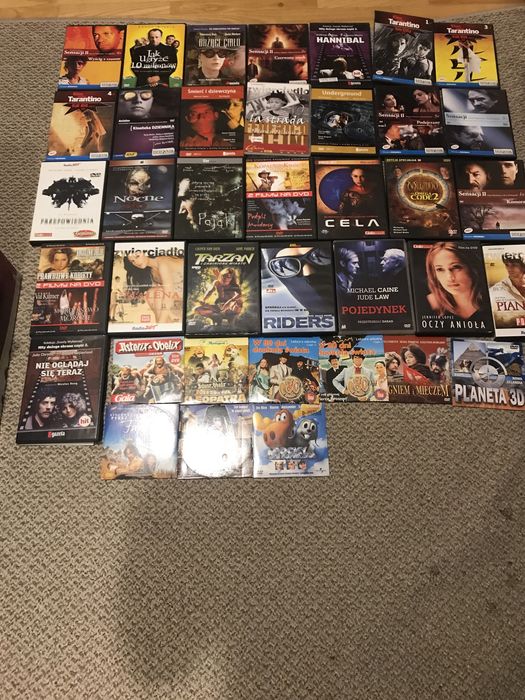Filmy DVD. 38 filmów w pudełkach.
