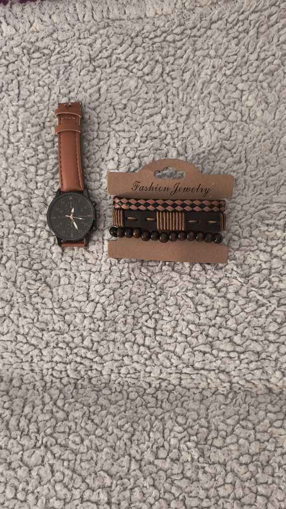 Zegarek męski z dodatkowymi ozdobami piękny na prezent