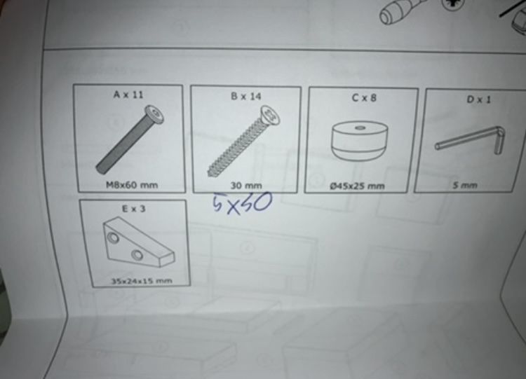 Narożnik lekko uszkodzony