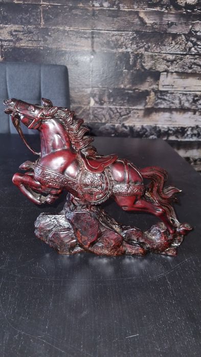 Estátua cavalo em resina vermelha