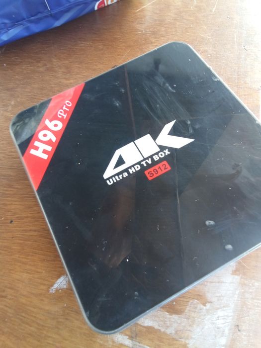 dispositivo na imagem é uma H96 Pro TV Box, um media player Android qu