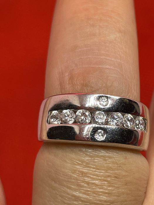 Aliança em prata com 9 zirconias, nova