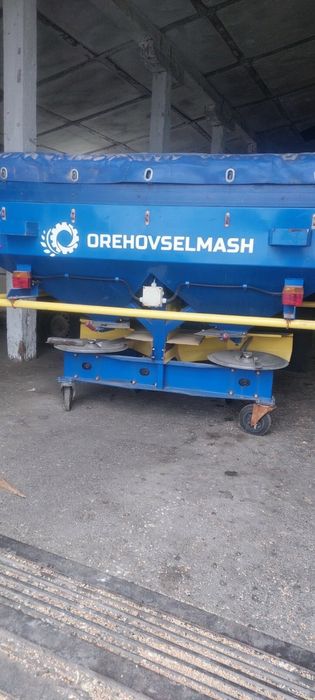 Розкидач мінеральних добрив РМД 1000
