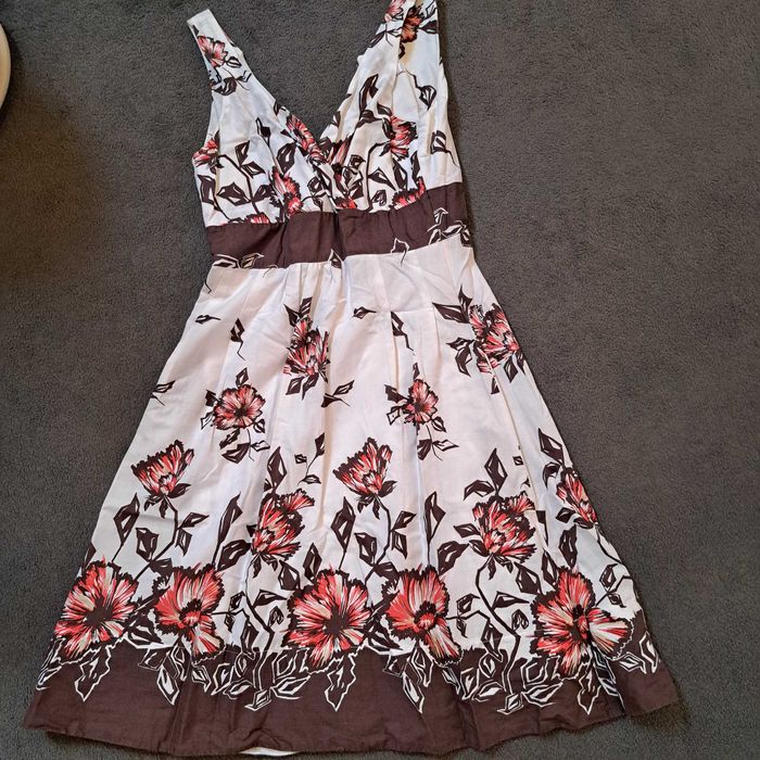 Sukienka w kwiaty idealna na lato TopSecret 36