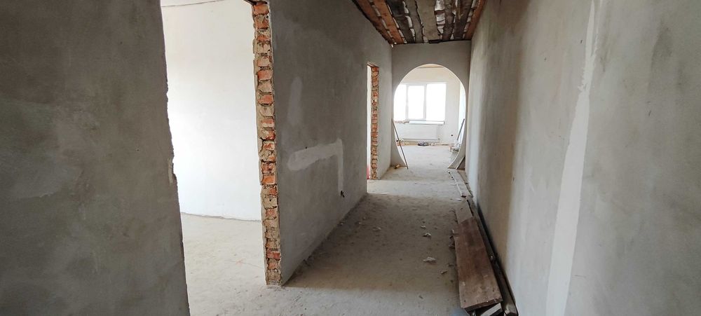 Продам нову половину будинку.Три роздільні кімнати.Два санвузли.Гараж