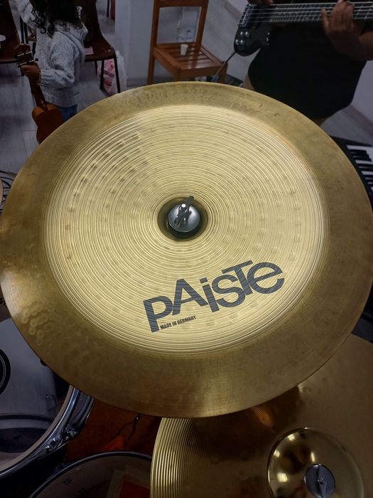 Prato Paiste tamanho  18 china