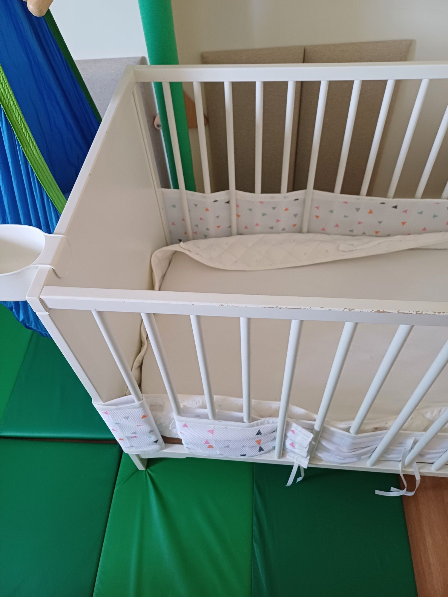 Berço de madeira branco (125×65 cm) – usado , em bom estado