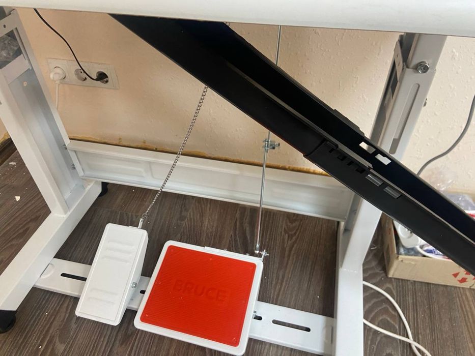 Стол закройный, Оверлок,Нож раскройный,Машинка Прямострочка