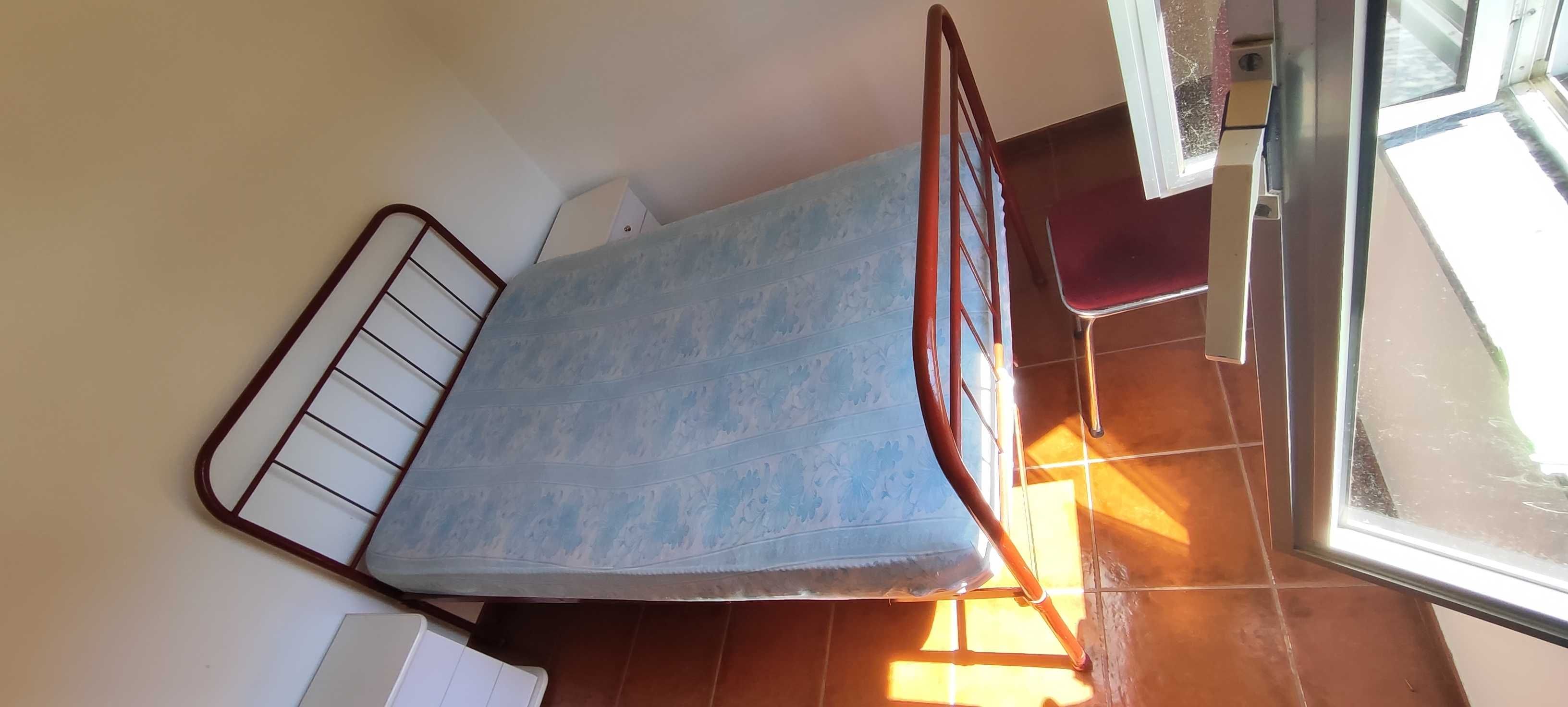 Cama de casal em ferro com colchão