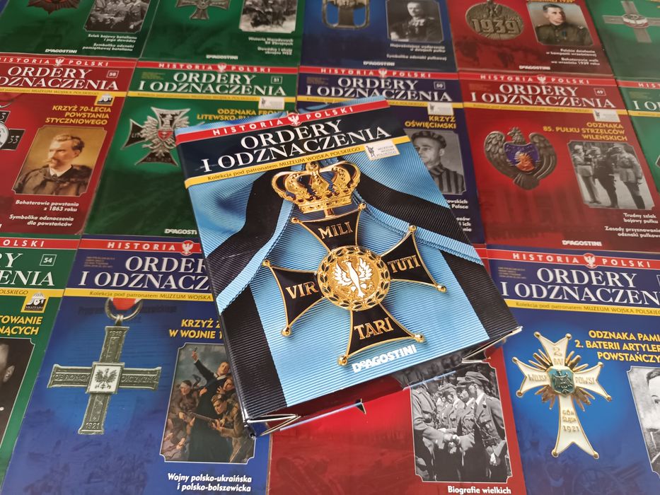 Zeszyty z opisami odznaczeń i medali Polskich + segregator