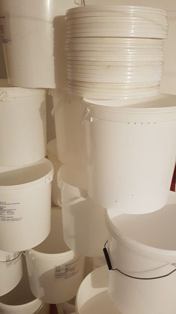 Plastikowe wiadra z pokrywą 20 l.