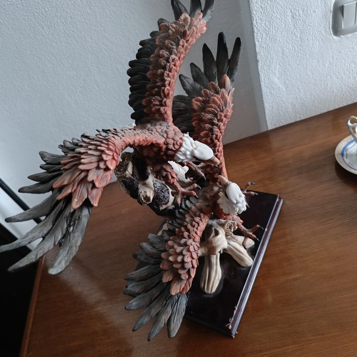 Escultura de decoração base em madeira, águias em cerâmica