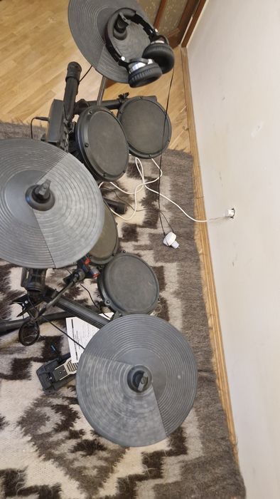 Барабанна установка Alesis dm6 drum module 
Розкажи про цю барабанну у