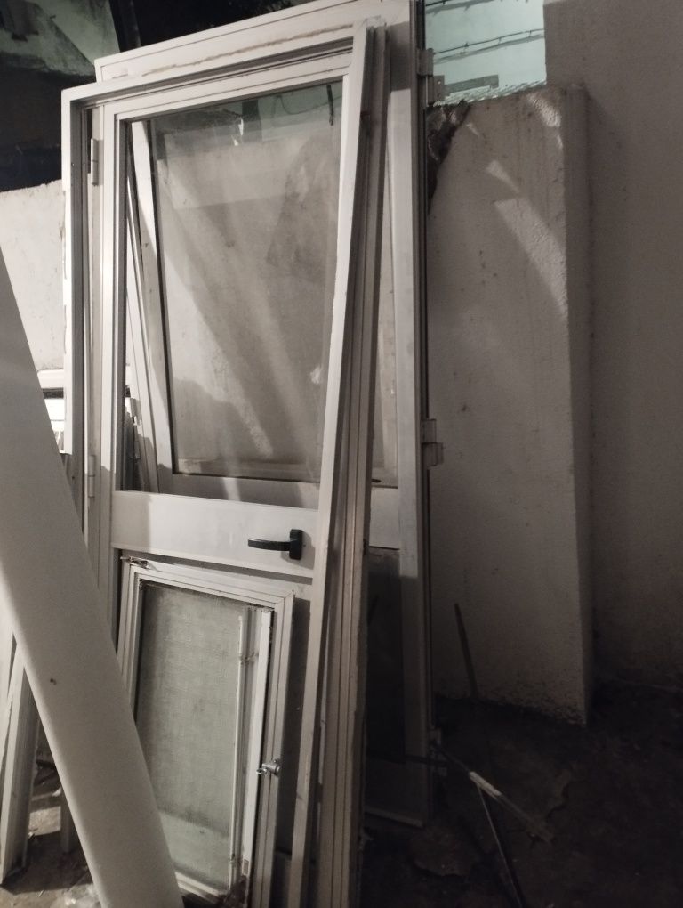 Portas e janelas em alumínio vidro simples.