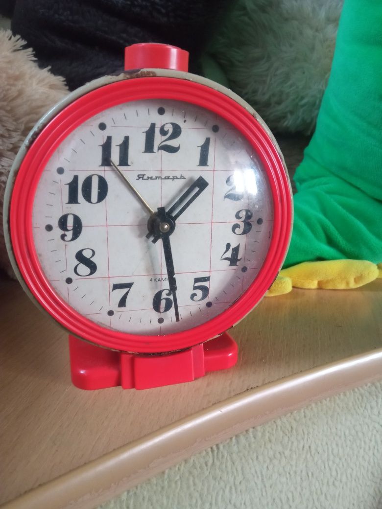 Часы будильник Янтарь 4 камня СССР