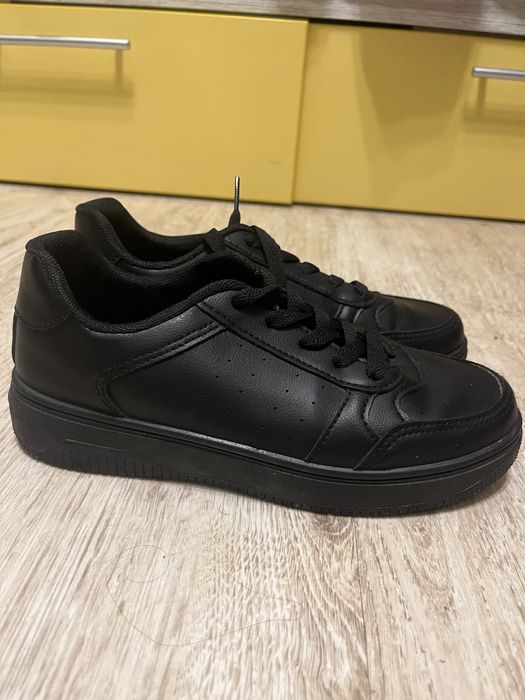 Чёрные женские кроссовки