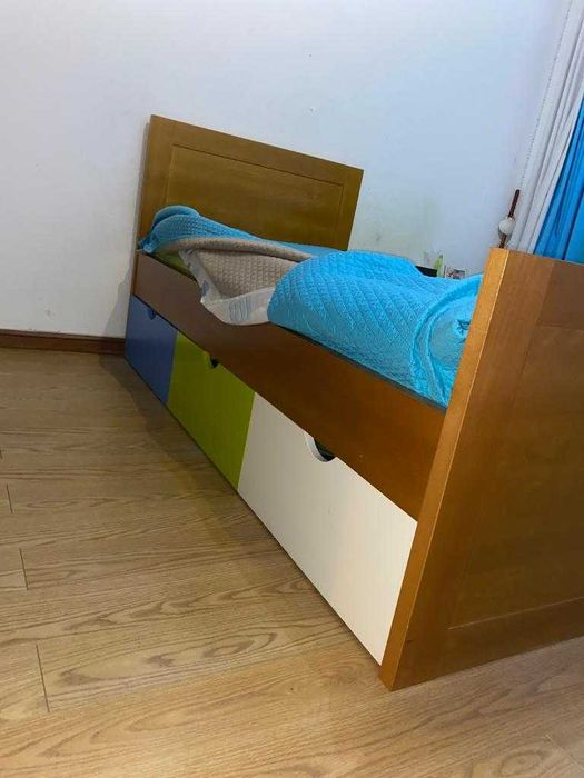 Conjunto de quarto em madeira maciça