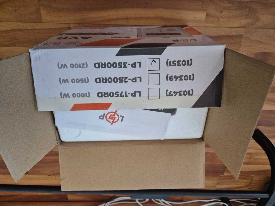 Стабілізатор напруги LogicPower 3500RD 2100 Вт 7-ми ступеневий