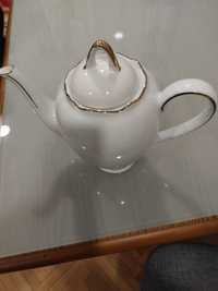 Biały porcelanowy dzbanek do herbaty,wody lub mleka.