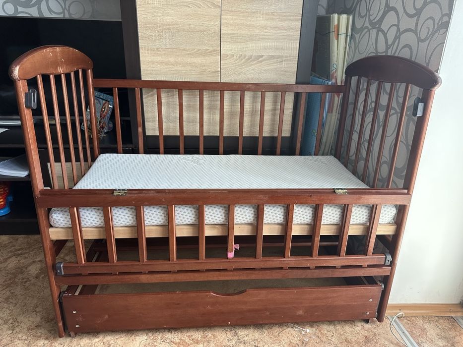 Дитяче ліжечко з маятником