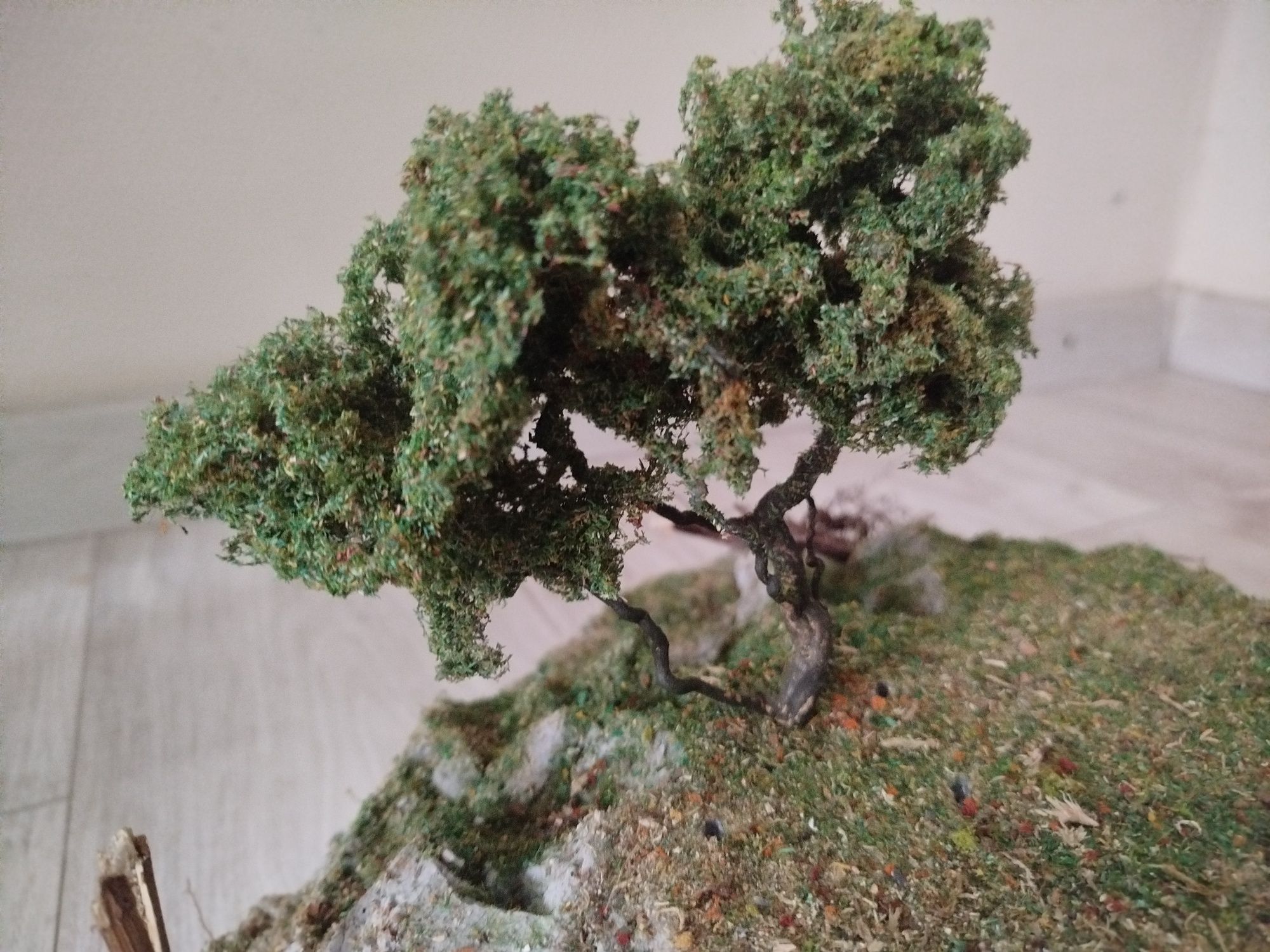 Makieta- diorama- drzewo na skale