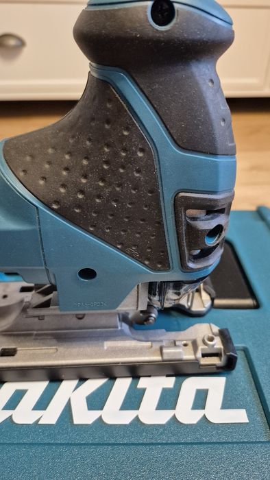 Makita Wyrzynarka z podcinaniem plus MAKPAC 720W 4351FCTJ Dioda LED
