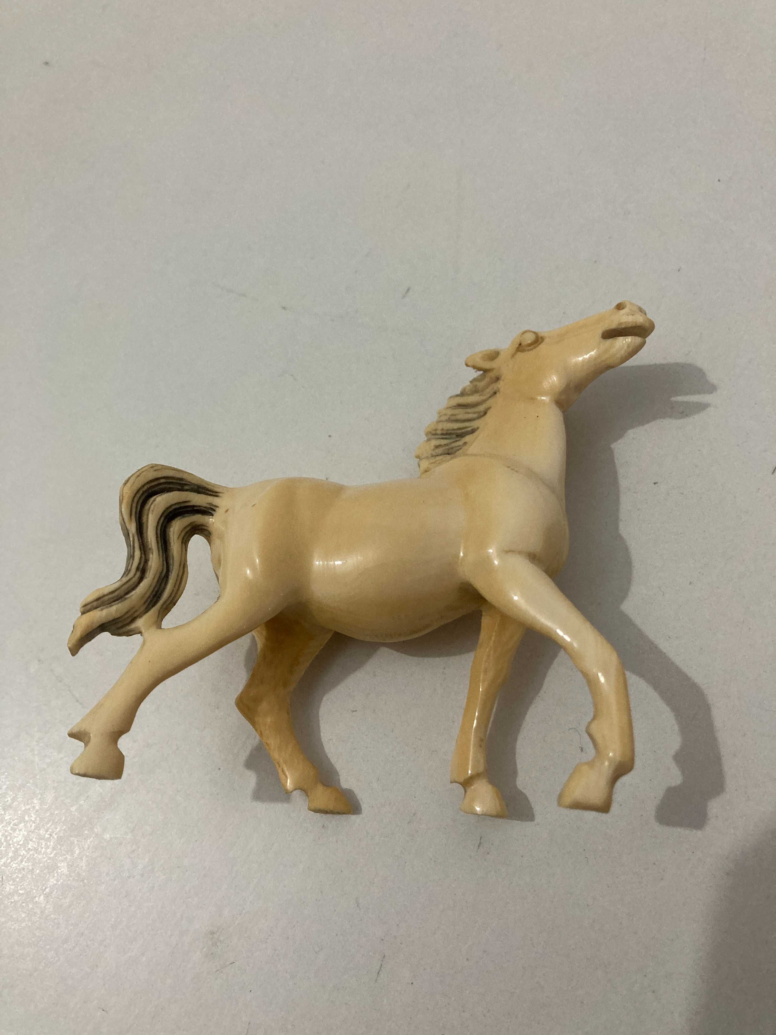 Escultura lindo Cavalo miniatura em material nobre antigo