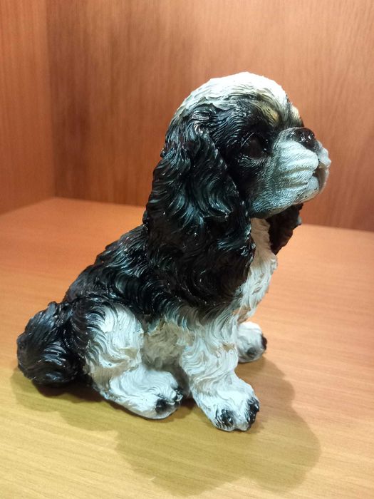 Estatueta de cão em resina pintada, muito antiga!