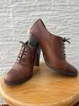 Sapatos de salto em pele