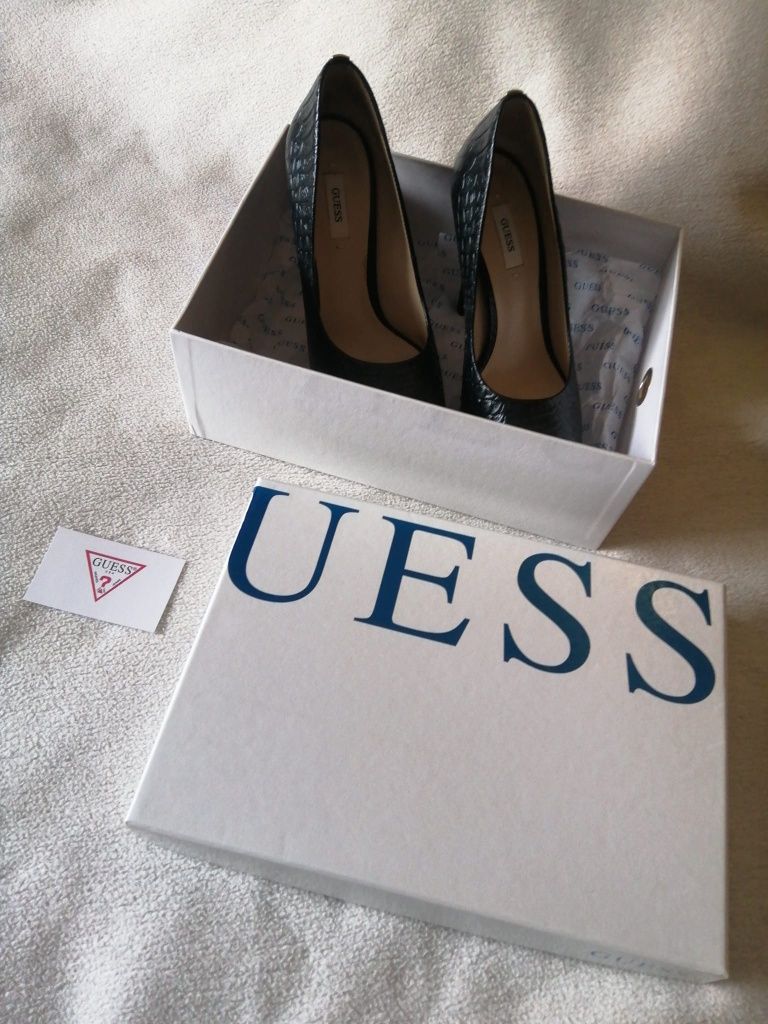 Sapatos Guess em pele.