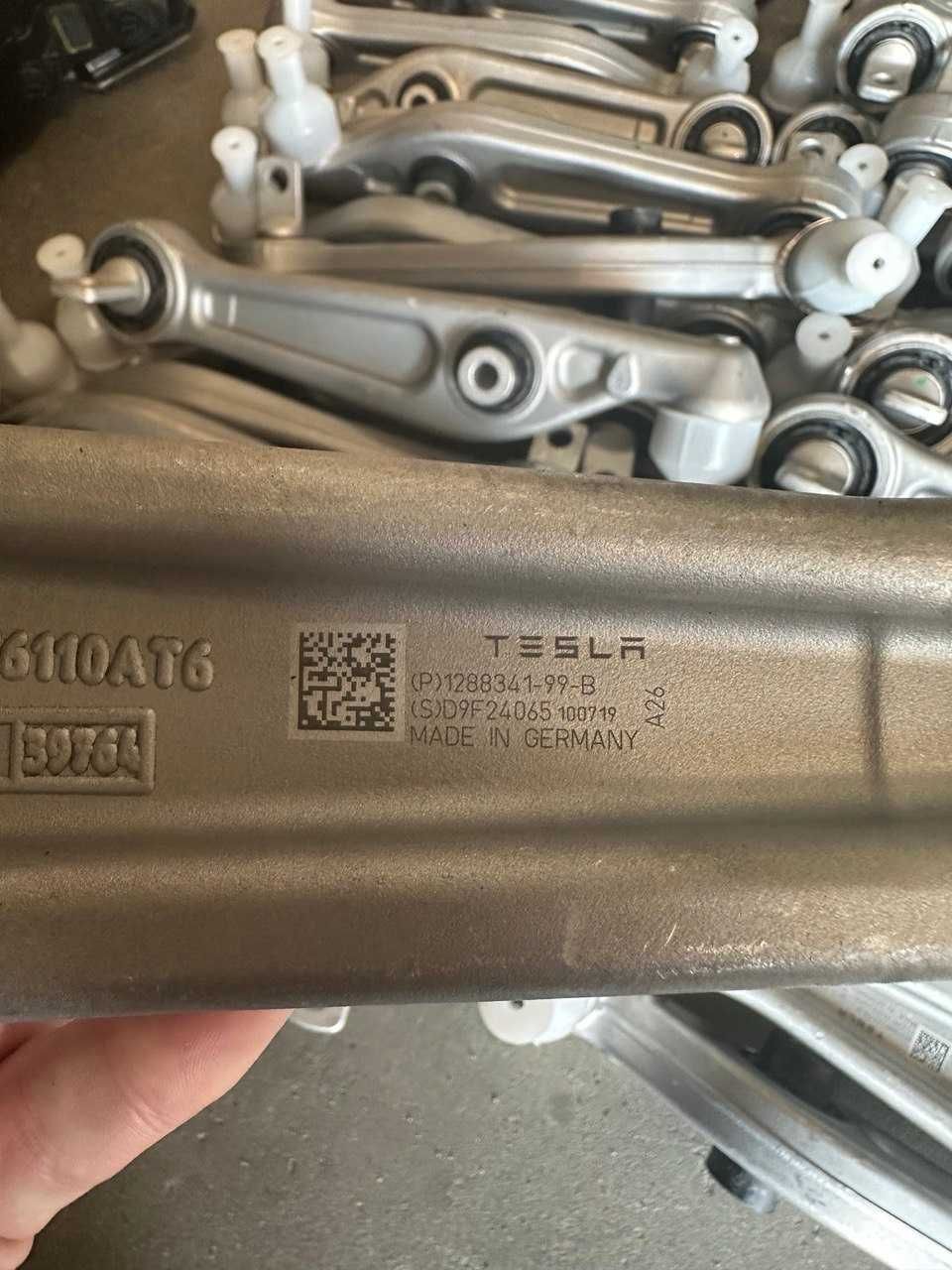 Рычаг поперечный нижний правый/левый Tesla Y