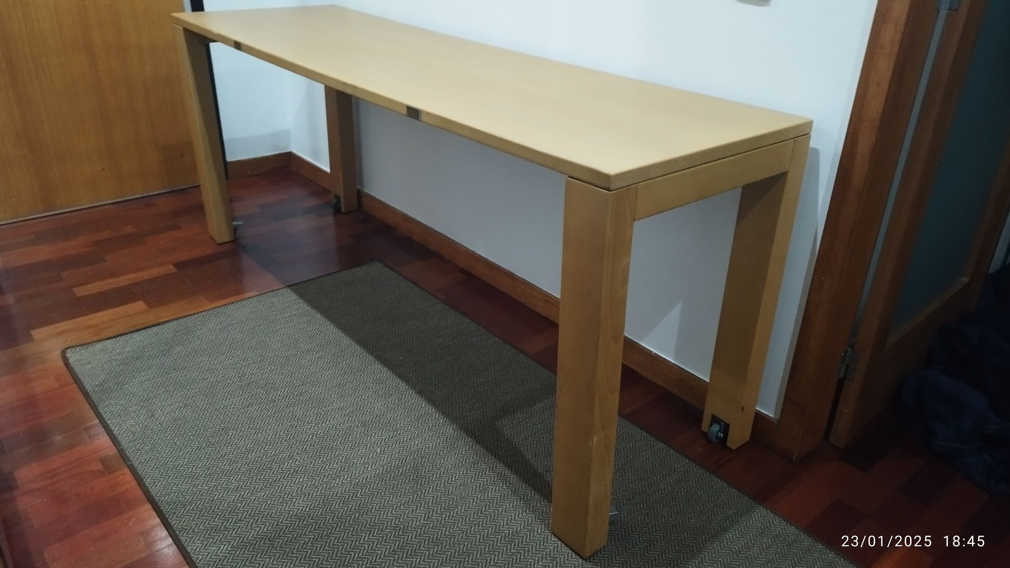 Mesa de madeira em bom estado