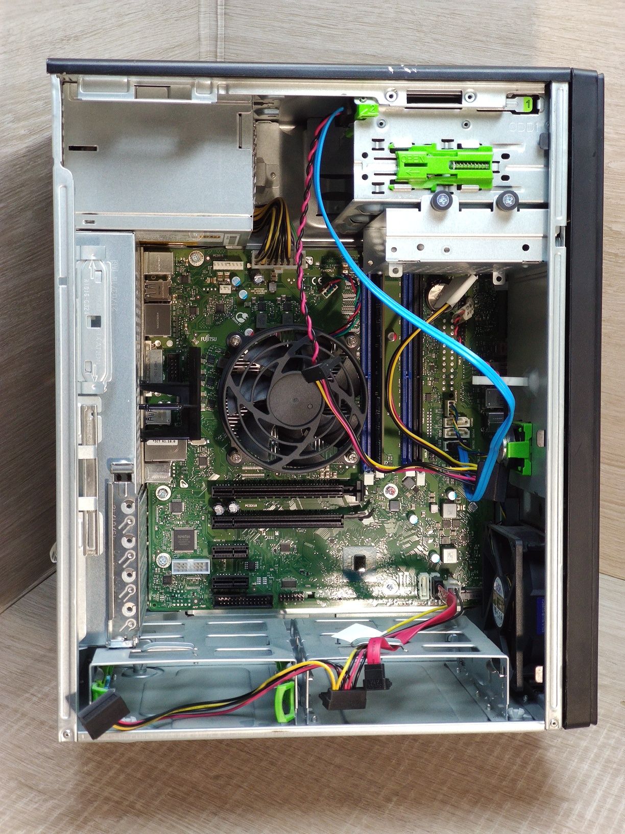 Fujitsu Esprimo D757 (intel i5-6500/8gb-ddr4)
