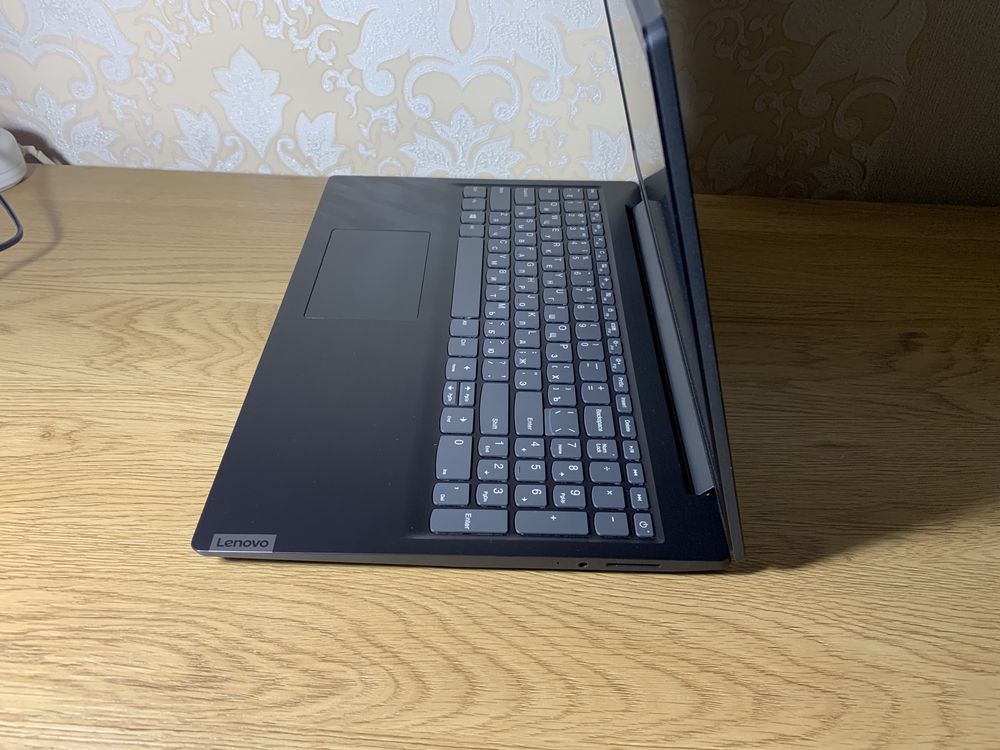 Lenovo Ideapad S145-15IKB, intel core i3, 8gb, 256 ssd, 1tb hdd