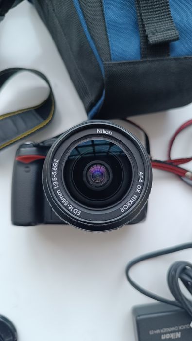 Máquina fotográfica Nikon D3000 com lente 18-55mm e bolsa bom estado