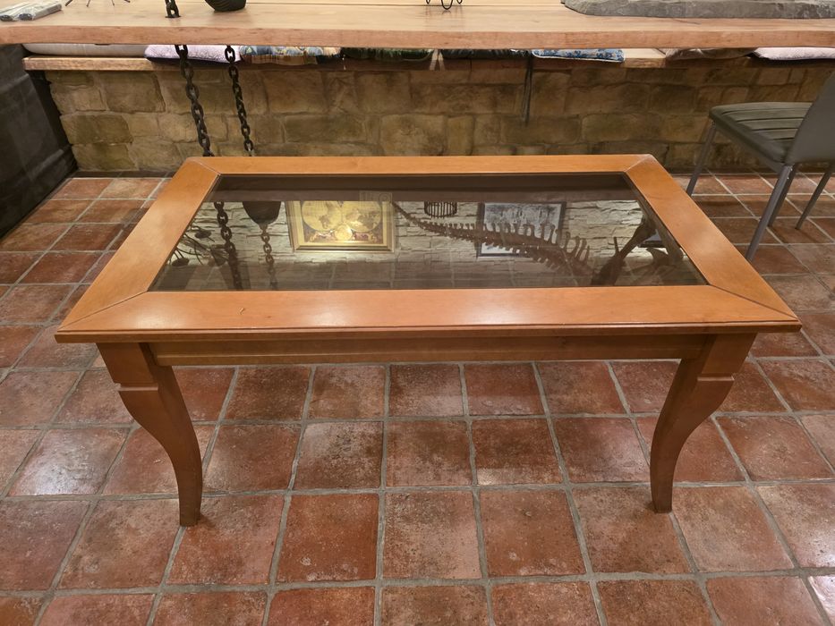 Stół drewniany ze szkłem w ramie