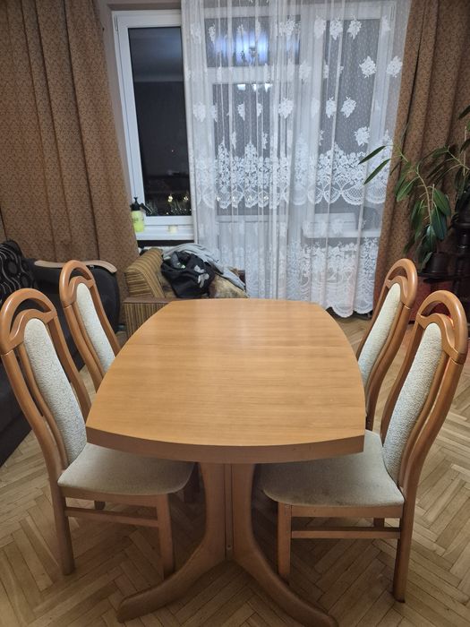 Stół rozkładany z krzesłami