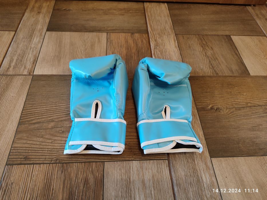 Nowe błękitne rękawice bokserskie