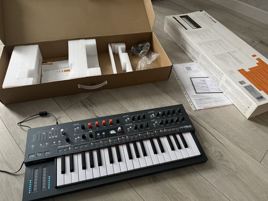Продам Синтезатор Arturia Minifreak V